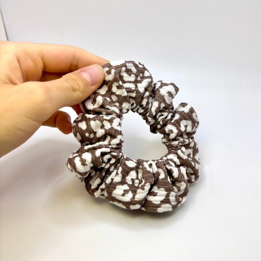 Mini Hazel Cheetah Ribbed Scrunchie