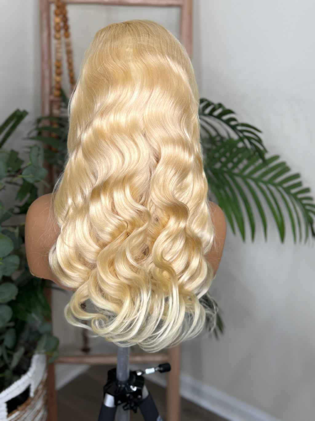 Blonde wavy wig on a mannequin head with a neutral background Blonde 613 Virgin 100% Human Hair 5x5 Closure or 13x4 Adjustable Glueless Lace Frontal Wig